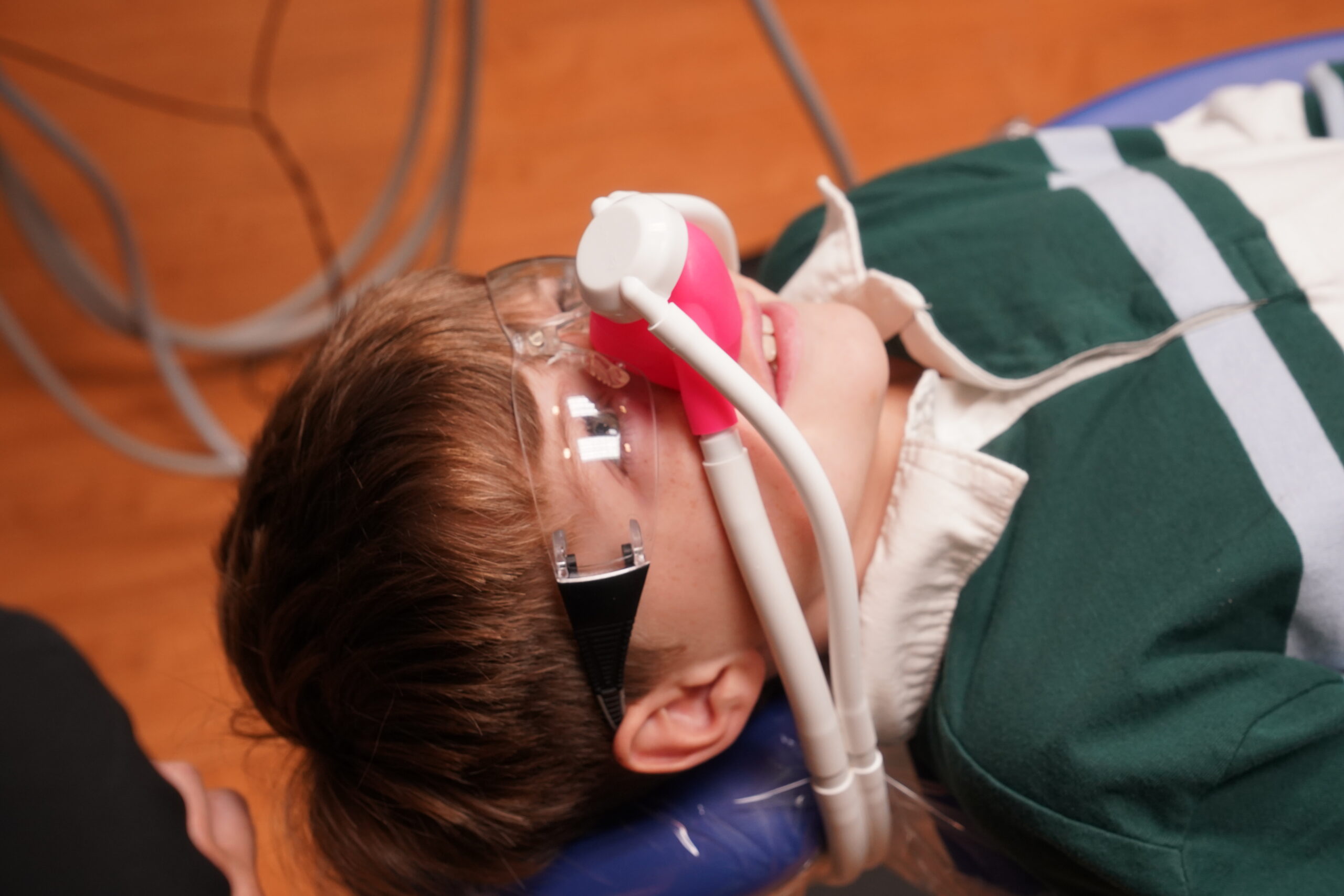 Steps to Make a Cracked Front Tooth Less Scary for Children